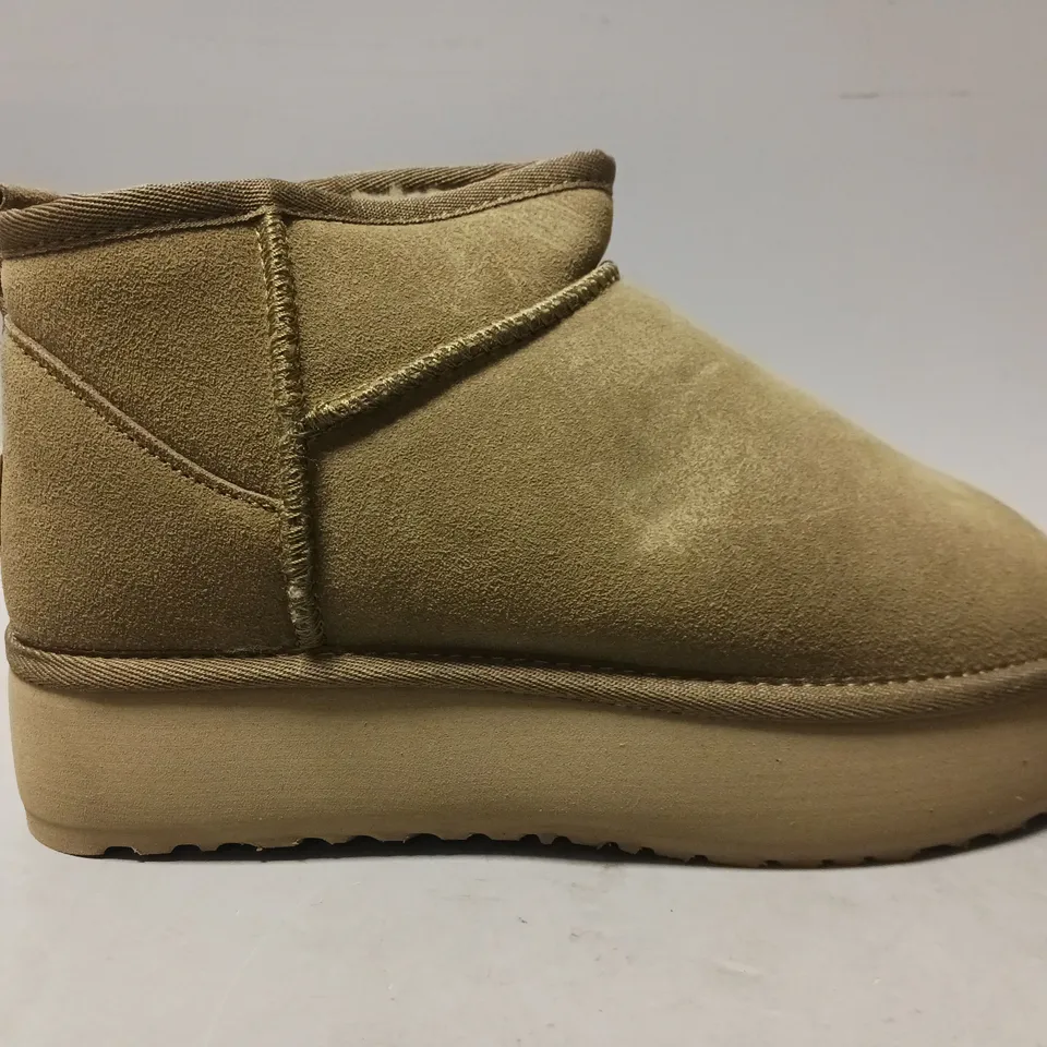 BOXED PAIR OF UGG DAKOTA SHOES IN TAUPE UK SIZE 6
