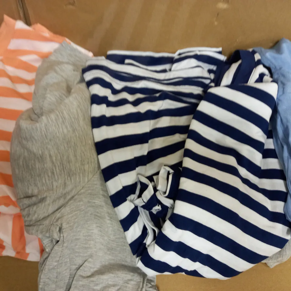 BOX OF VARIOUS WOMEN'S CLOTHING ITEMS TO INCLUDE FLORAL SUMMER SKIRTS, SUMMER JUMPERS, SATIN-FEEL PYJAMAS, SUMMER T-SHIRTS & NIGHTDRESSES