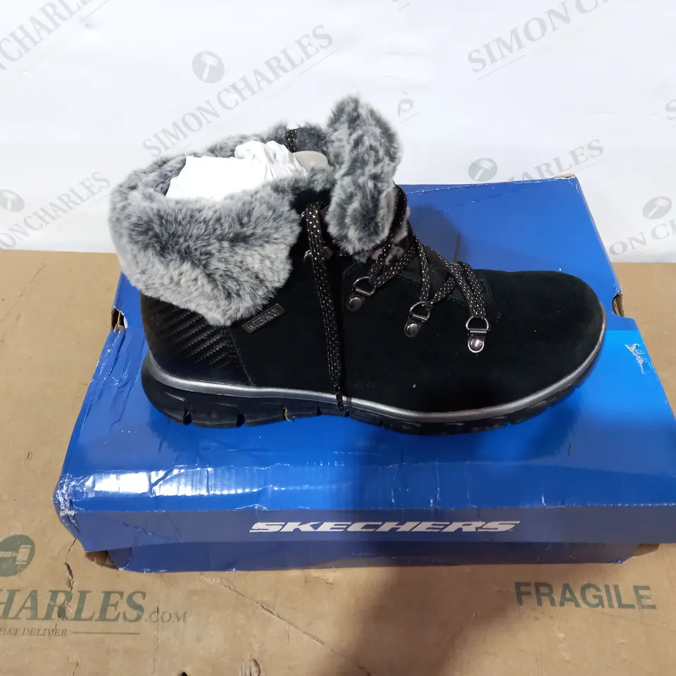 BOXED PAIR OF SKECHERS BLACK BOOTS - SIZE 5
