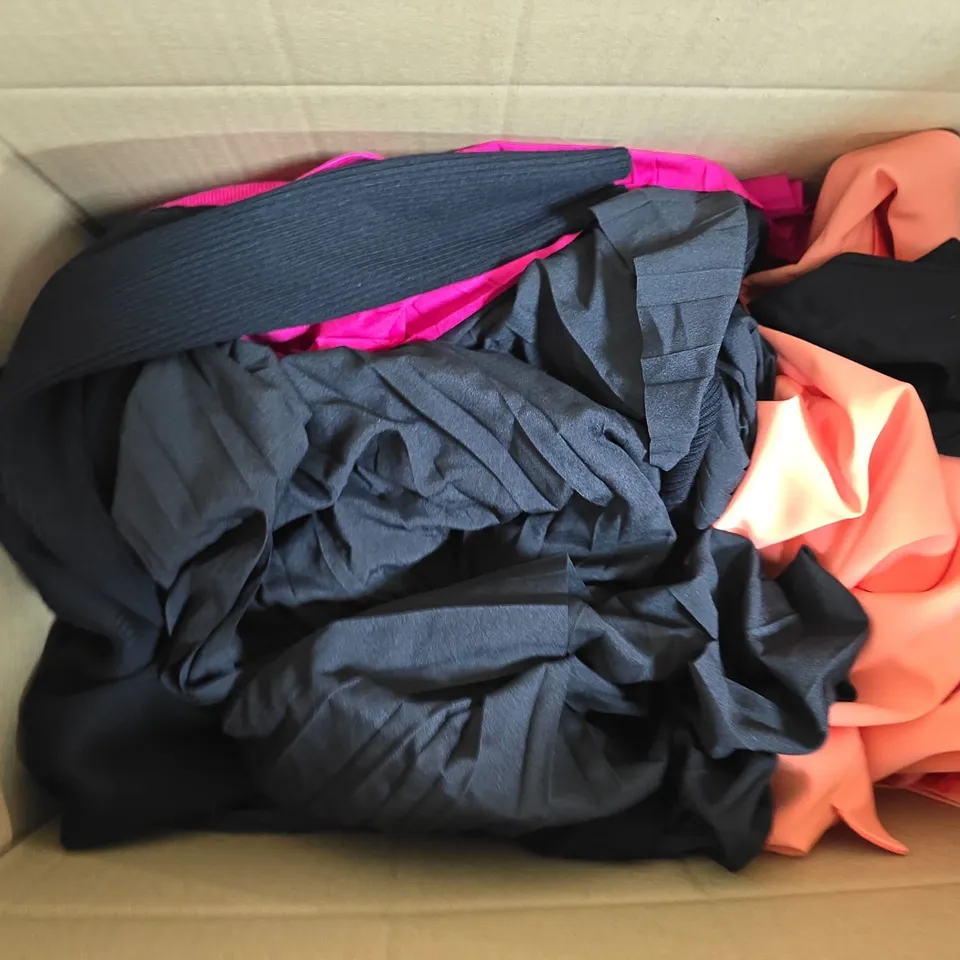 APPROXIMATELY 15 ASSORTED CLOTHING ITEMS IN VARIOUS COLOURS, STYLES AND SIZES