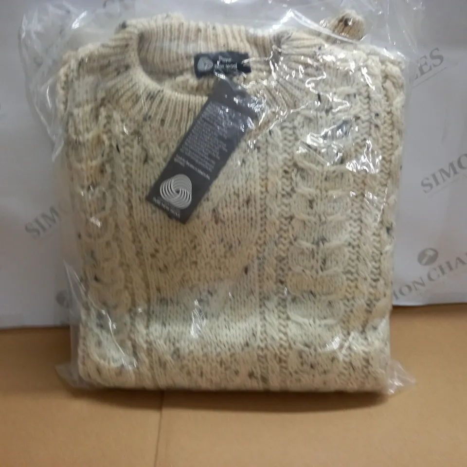 LOT OF APPROXIMATELY 10 AS NEW PURE NEW WOOL KNITTED CREW JUMPERS IN ECRU - ALL M