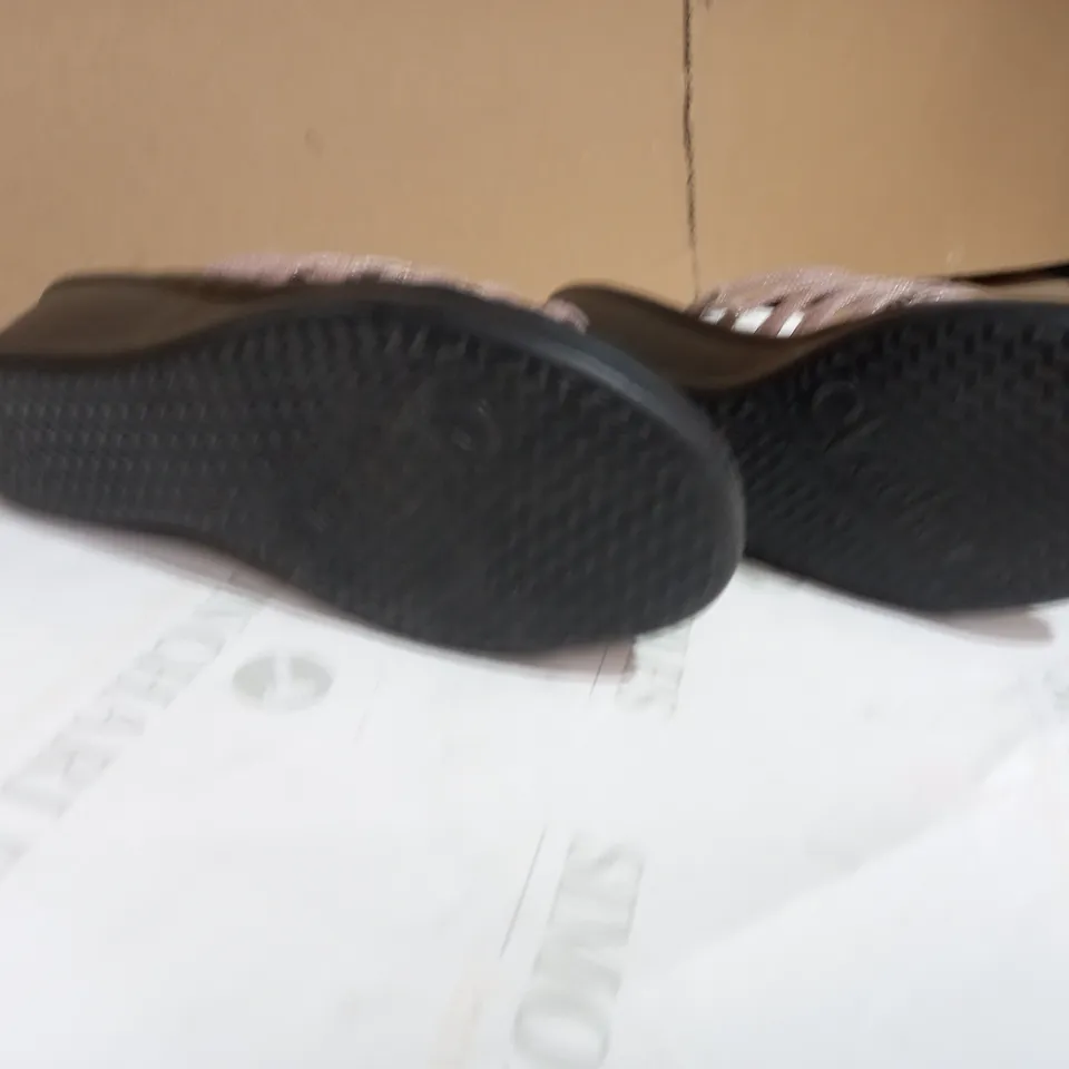 SKETCHERTS WITH MEMORY FOAM BLACK/BROWN SANDALS SIZE 7