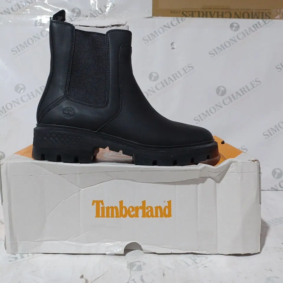 BOXED PAIR OF TIMBERLAND CORTINA VALLEY CHELSEA BOOTS IN BLACK UK SIZE 7