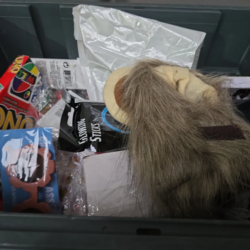 BOX OF APPROX 12 ASSORTED TOYS TO INCLUDE - UNO CARDS , HELIX MATHEMATICAL INSTRUMENTS , BALLPOINT PEN ETC 