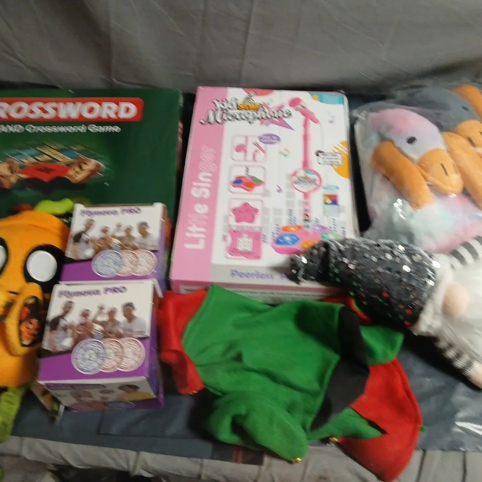 LOT OF ASSORTED TOYS, GAMES AND DRESS UP ITEMS TO INCLUDE KID STAR MICROPHONE, CROSSWORD AND MINECRAFT PLUSHIE