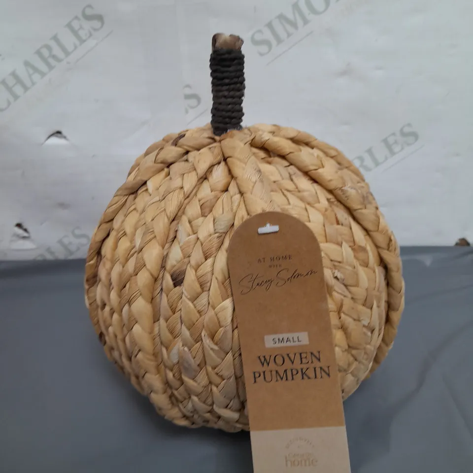 BOX OF APPROXIMATELY 20 SMALL WOVEN PUMPKIN 