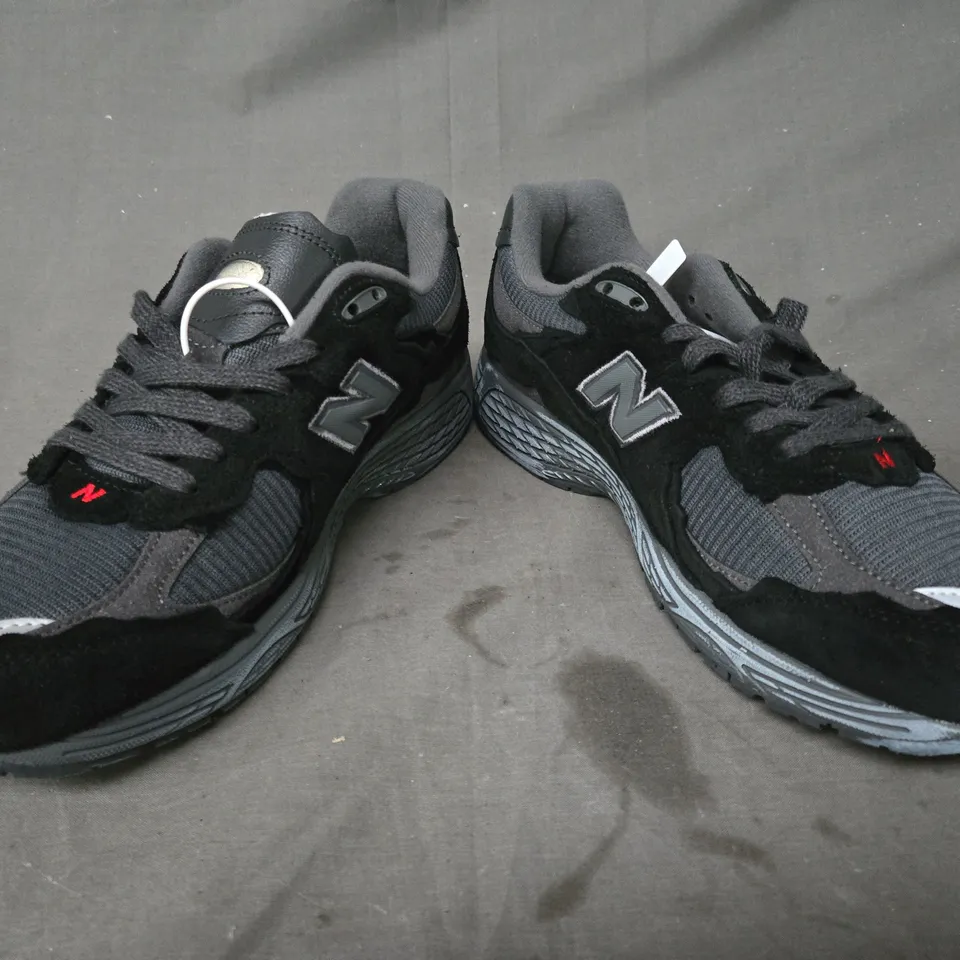 BOXED PAIR OF NEW BALANCE 2002 SHOES IN BLACK/GREY UK SIZE 10.5