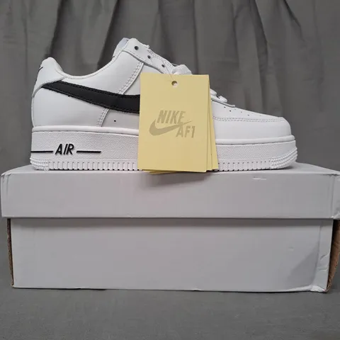 BOXED PAIR OF NIKE AIR FORCE 1 '07 SHOES IN WHITE/BLACK UK SIZE 5.5