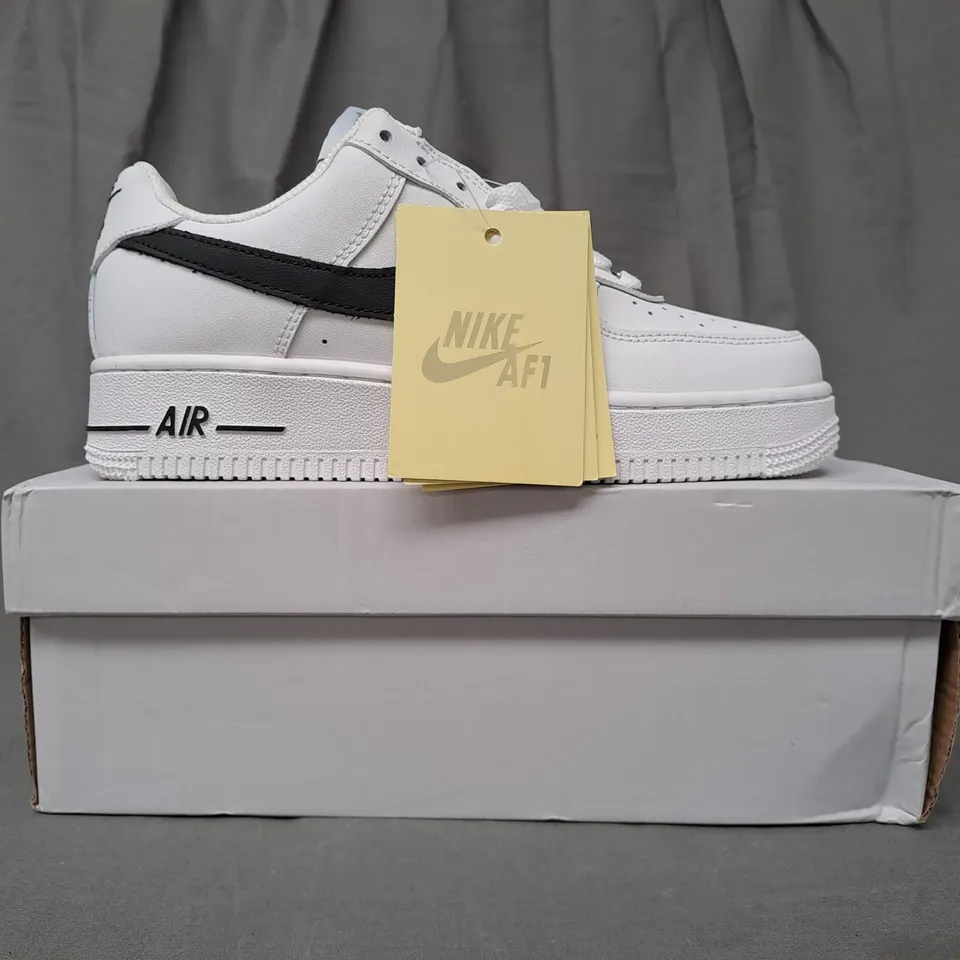 BOXED PAIR OF NIKE AIR FORCE 1 '07 SHOES IN WHITE/BLACK UK SIZE 5.5