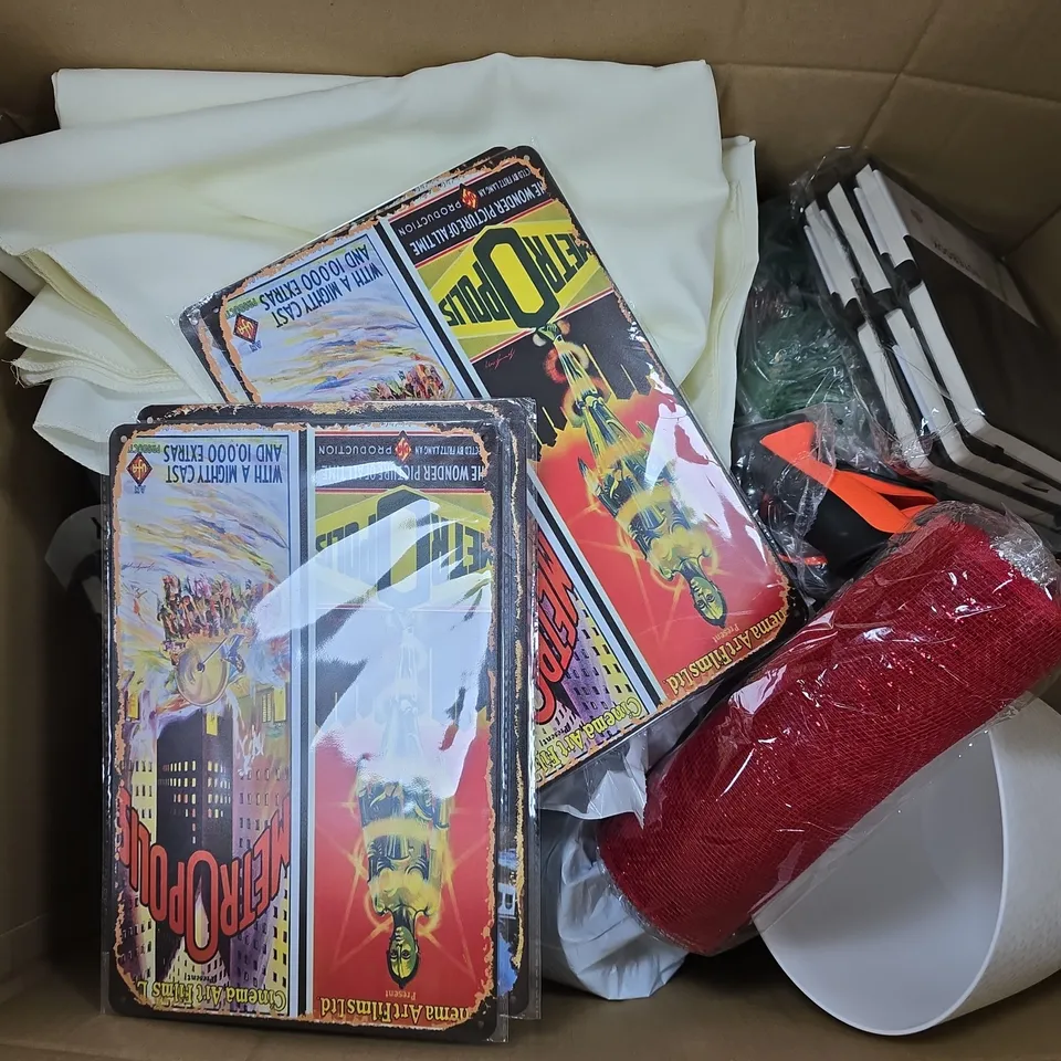 APPROXIMATELY 20 ASSORTED HOUSEHOLD PRODUCTS TO INCLUDE METAL POSTERS, LITTER PICKER, RESMED TUBE, ETC - COLLECTION ONLY