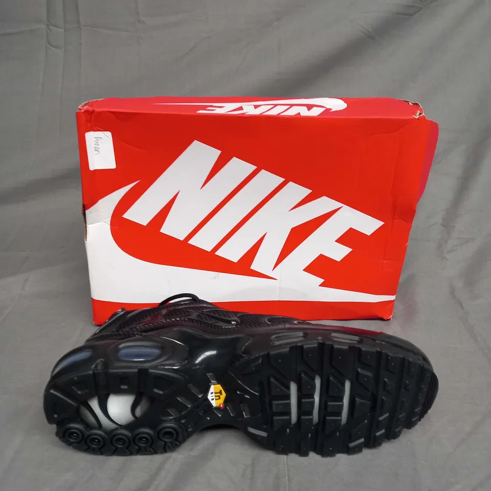 BOXED PAIR OF NIKE TN AIR IN BLACK SIZE 10