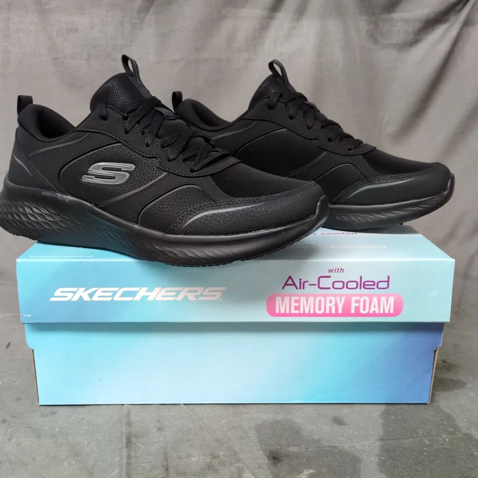 BOXED PAIR OF SKECHERS TRAINERS IN BLACK SIZE 7