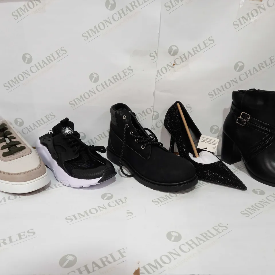 BOX OF APPROX 5 ASSORTED ITEMS TO INCLUDE - ZARA HEELS - NIKE HUARACHE - CLARKS TRAINERS ECT