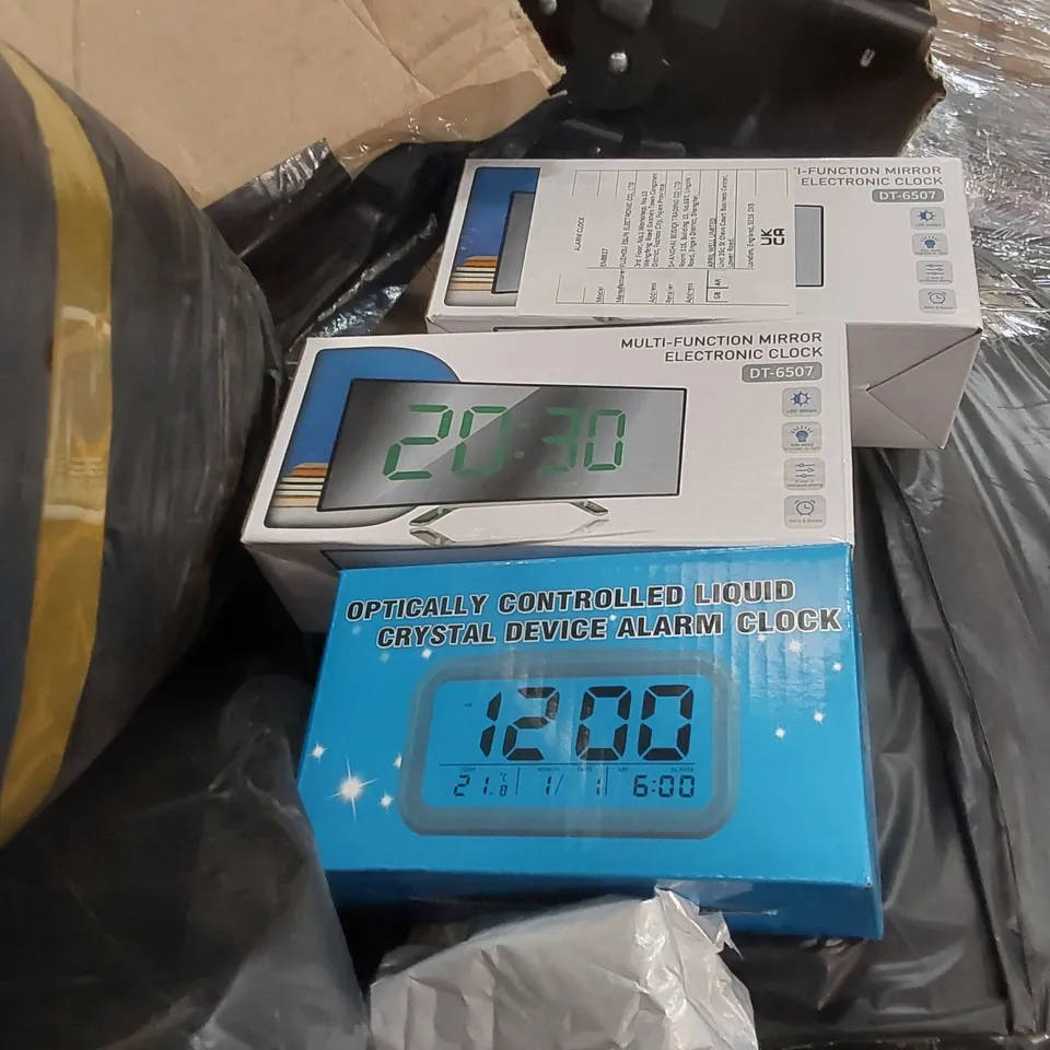 PALLET CONTAINING A LARGE QUANTITY OF ASSORTED CONSUMER PRODUCTS INCLUDING: RUGS, ALARM CLOCKS ECT