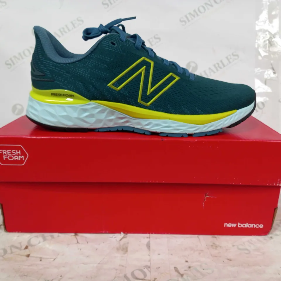 BOXED PAIR OF NEW BALANCE FRESH FOAM 880 RUNNING SHOES IN AQUA/LIME UK SIZE 9.5