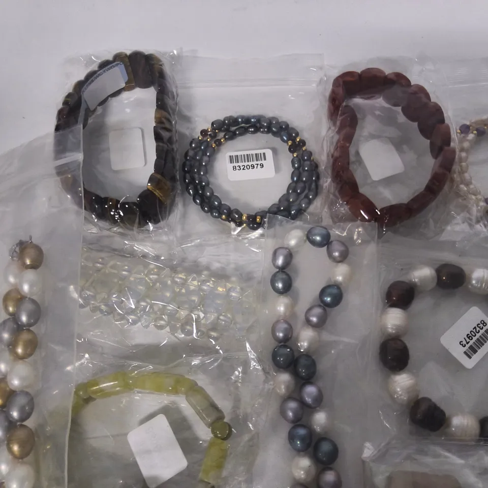 LOT OF 20 BRAND NEW FASHION BRACELETS IN VARIOUS STYLES AND SIZES