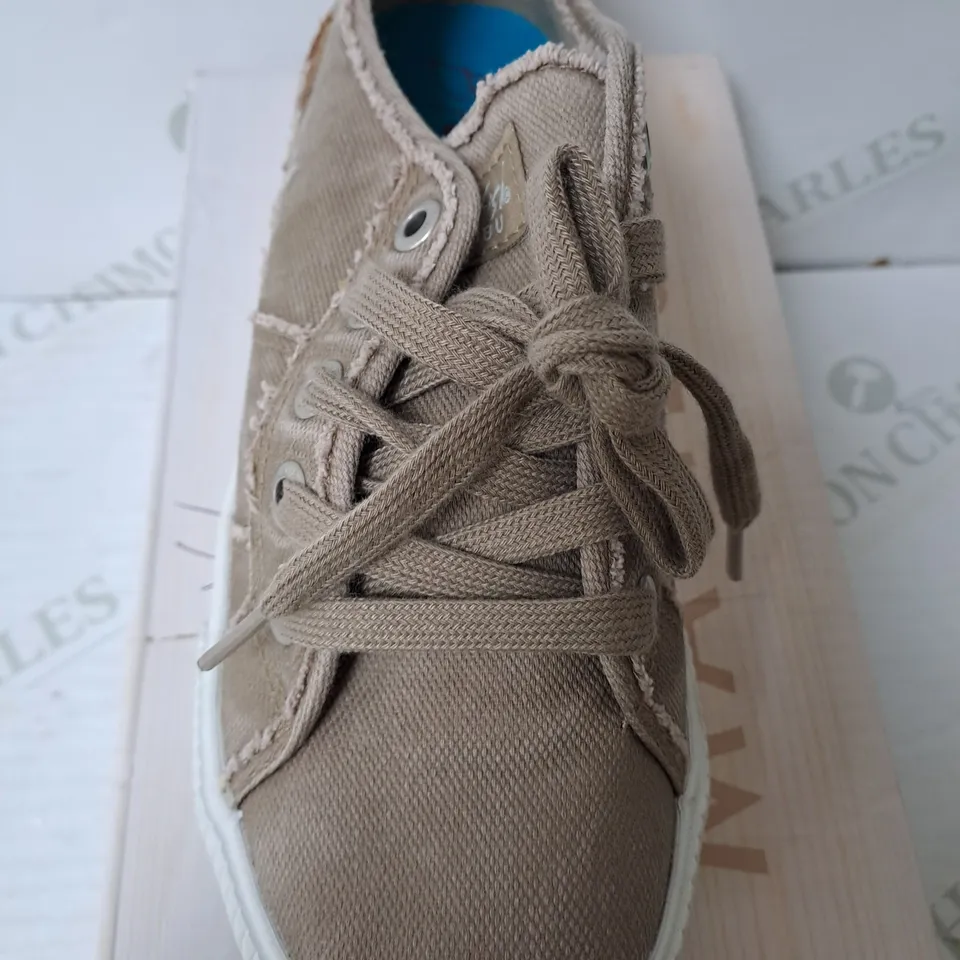 BOXED PAIR OF BLOWFISH MALIBU SNEAKERS IN TAN SIZE 6