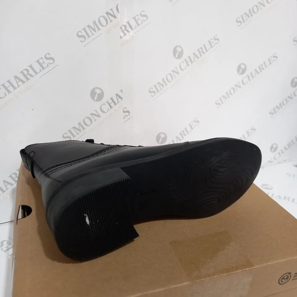 BOXED PAIR OF CLARKS BOOTS IN BLACK LEATHER - SIZE 6