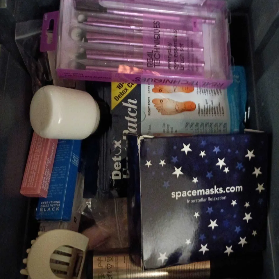 APPROXIMATEY 20 ASSORTED HEALTH AND BEAUTY PRODUCTS TO INCLUDE - GHD HAIRSPRAY - REAL TECHNIQUES MAKE-UP BRUSH SET AND DERMOL 200 SHOWER EMOLLIENT