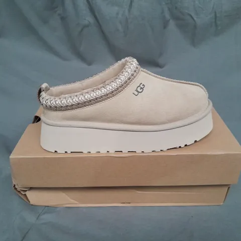 BOXED PAIR OF UGG WOMENS TAZ SHOES SIZE 4