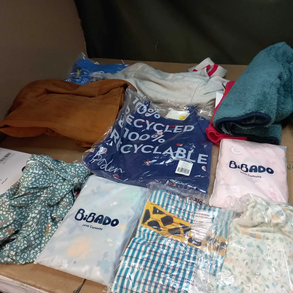 LOT OF ASSORTED KIDS CLOTHING ITEMS TO INCLUDE BABYGROWS, T-SHIRTS AND TROUSERS 