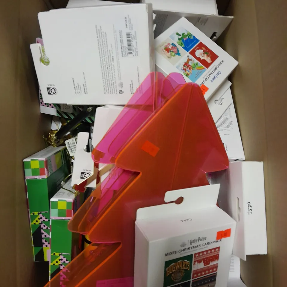 APPROXIMATELY 30 ASSORTED HOUSEHOLD PRODUCTS TO INCLUDE PROTECTIVE PHONE CASES, CHRISTMAS TREE DECORATIONS, CHRISTMAS CARD PACK ETC 