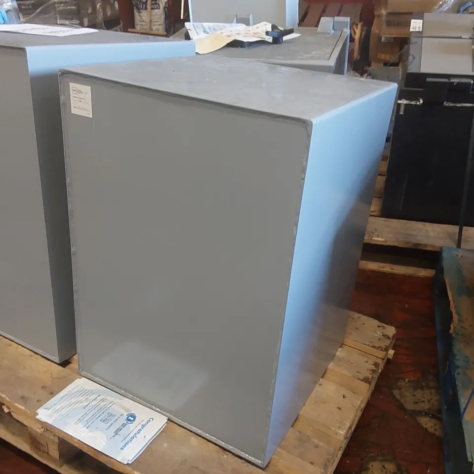 ASSOCIATED SECURITY HEAVY DUTY SECURITY SAFE - LOCKED