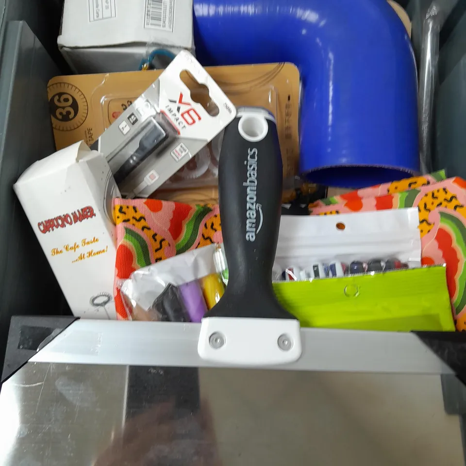 BOX OF APPROXIMATELY 15 ASSORTED ITEMS TO INCLUDE - AMAZON BASIC SCRAPER, TEA TOWEL, PENS ETC