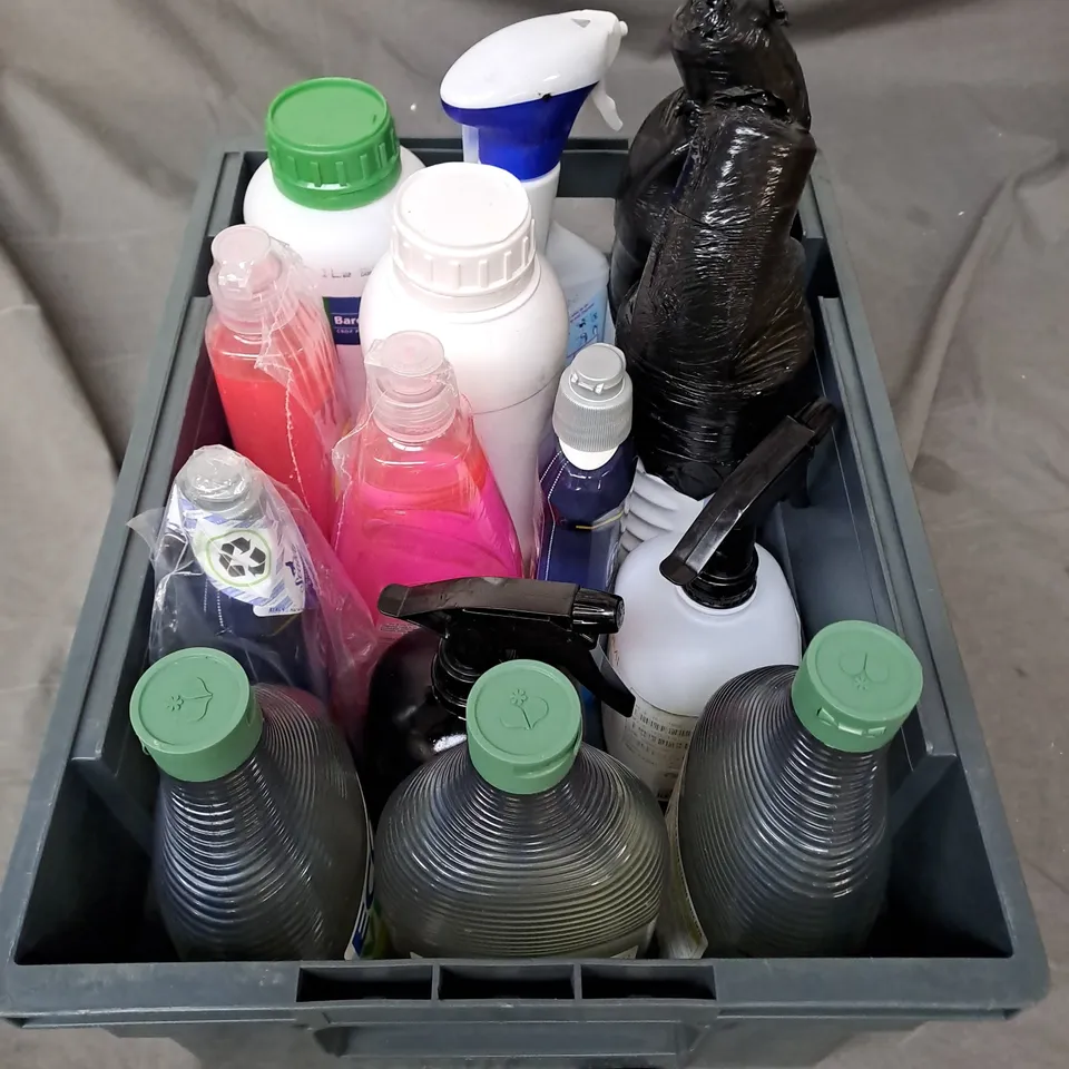 APPROXIMATELY 10 ASSORTED HOUSEHOLD PRODUCTS TO INCLUDE WASHING UP LIQUID, LIMESCALE REMOVER, GALLUP ETC 