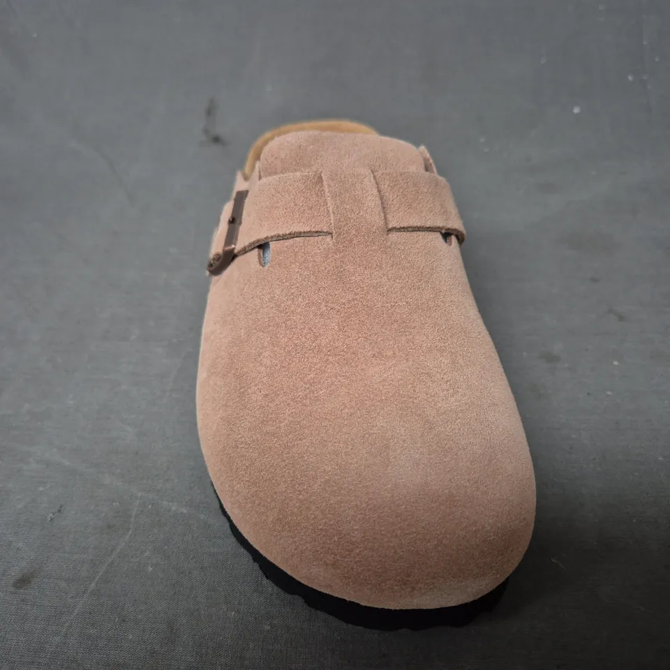 BOXED PAIR OF BIRKENSTOCK SHOES IN BLUSH EU SIZE 39