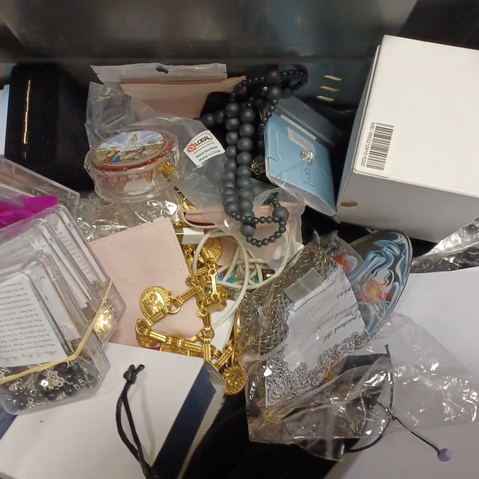 BOX OF APPROX 20 ASSORTED ITEMS TO INCLUDE - HITZEE WATCH STRAP - CASE OPENER WATERPROOF WATCHES - ROSE GOLD WATCH STRAP ECT