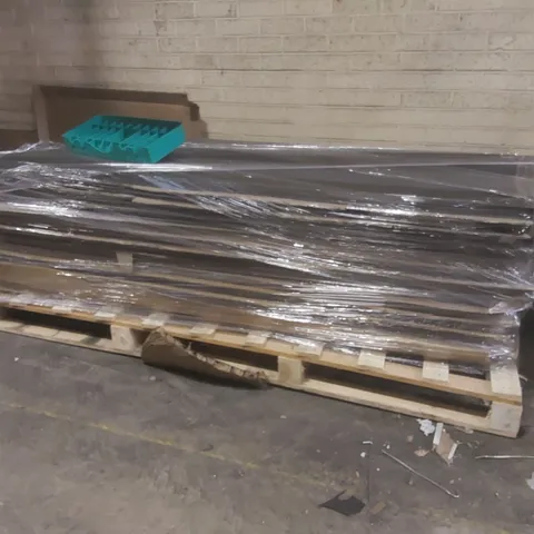 PALLET CONTAINING A LARGE QUANTITY OF DOORS