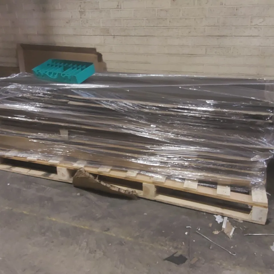 PALLET CONTAINING A LARGE QUANTITY OF DOORS