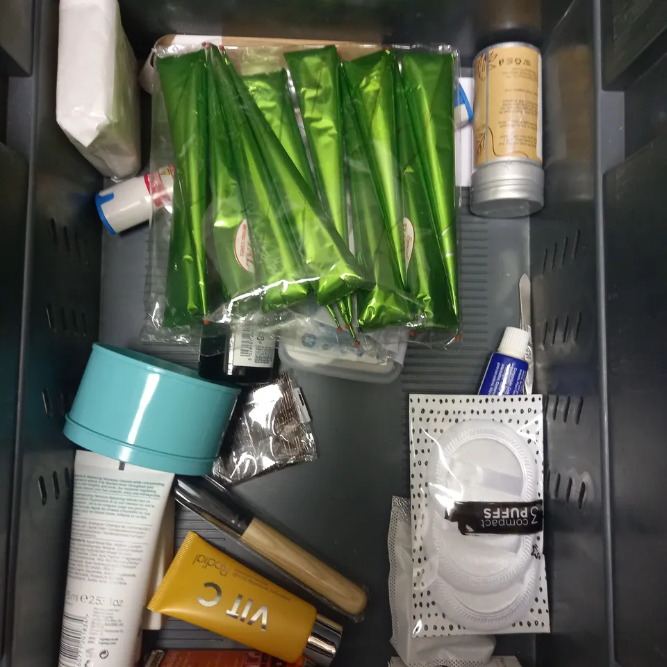 BOX OF APPROXIMATELY 20 COSMETIC ITEMS TO INCLUDE - L'OREAL VITAMINO SHAMPOO - PHILIP KINGSLEY CONDITIONER - SCULPTING LIPSTICK - ETC