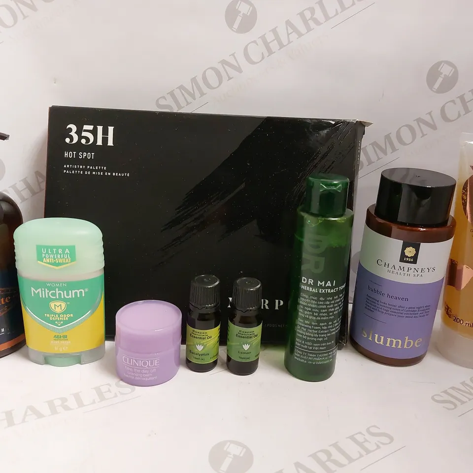 BOX OF APPROX 20 COSMETIC ITEMS TO INCLUDE SANCTUARY SPA BODY SCRUB, CHAMPNEYS HEALTH SPA BUBBLE HEAVEN, MORPHE 35H HOT SPOT PALLETTE