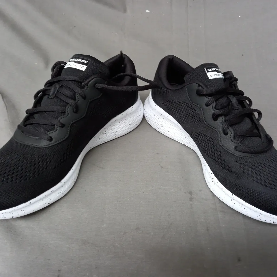 BOXED PAIR OF SKECHERS TRAINERS IN BLACK SIZE 7