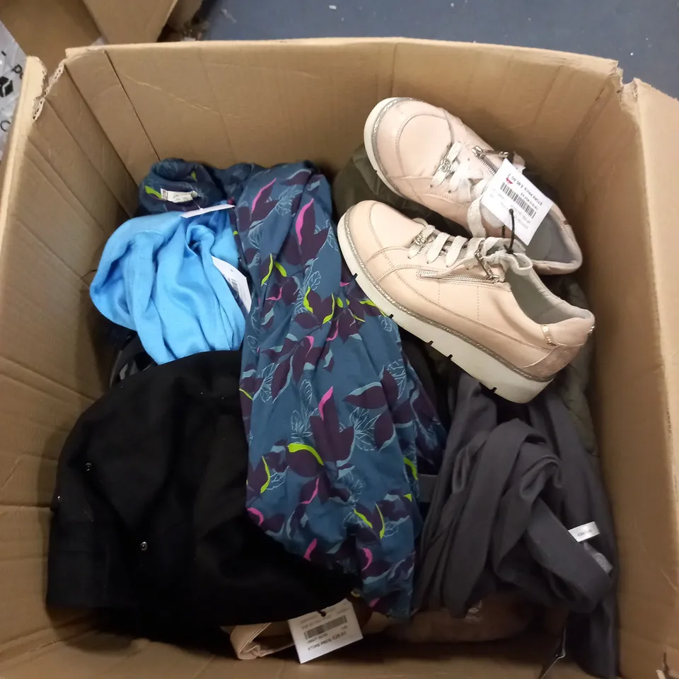 LOT OF APPROXIMATELY 35 ASSORTED ARTICLES OF CLOTHING TO INCLUDE PINK MODA IN PELLE GENE TRAINER, BLUE XS NINA LEONARD JUMPER, KIM & CO GREY LEGGINGS, ETC