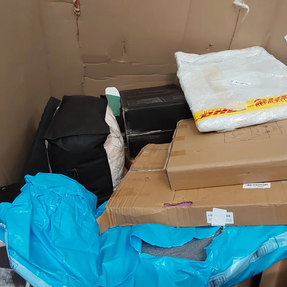 PALLET OF ASSORTED ITEMS INCLUDING: DECORATIVE LIGHTS, PET MAT, CHAIR MAT, DEHUMIDIFIER, ARTIFICIAL PLANTS, TOILET SEAT COVER