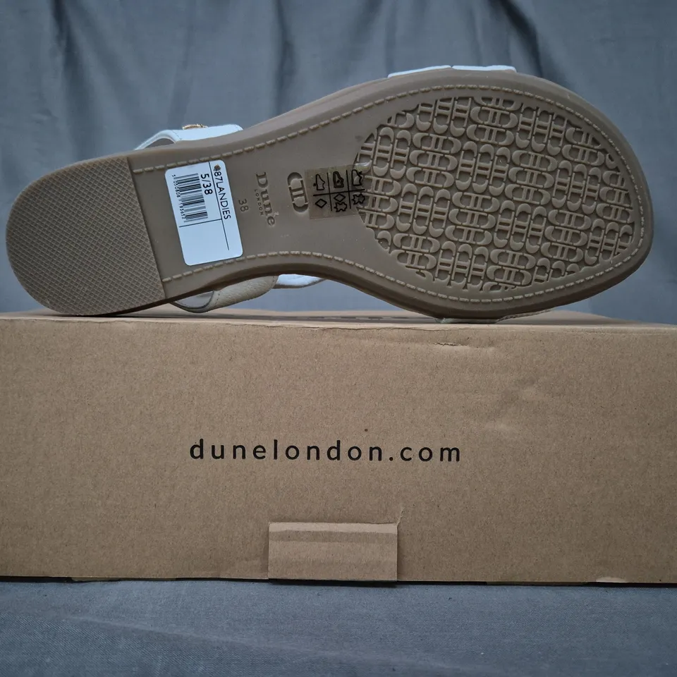 BOXED PAIR OF DUNE LONDON 487 LANDIES OPEN TOE SANDALS IN WHITE SIZE 5