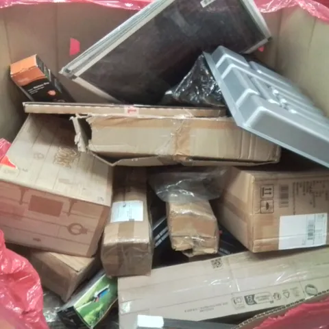 PALLET CONTAINING VARIOUS ASSORTED BOXED HOUSEHOLD ITEMS TO INCLUDE: KIDS TRUNKI, FLY SCREENS, AQUARIUM LIGHTS, SPRINKLER SYSTEM AND LOTS MORE UNMARKED BOXED ITEMS 