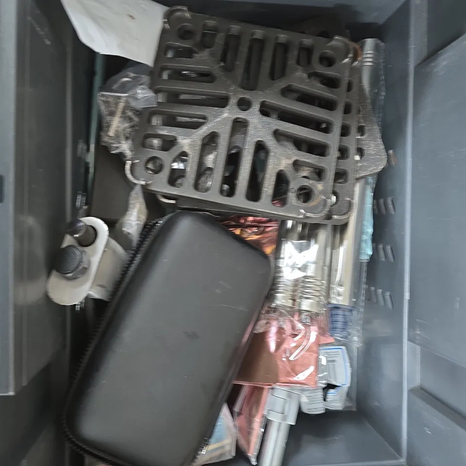 APPROXIMATELY 15 ASSORTED HOUSEHOLD PRODUCTS TO INCLUDE SWIMMING EARPLUGS, 10 PACK OF PDQ ROLLS, GOLD 3 PRONGED FORKS ETC  