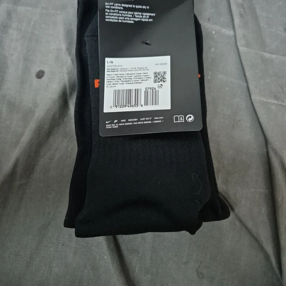 1 PAIR OF NIKE CLASSIC FOOTBALL KNEE-HIGH SOCKS (DRI-FIT) – UK 8-11