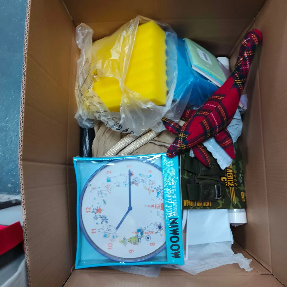BOX OF APPROXIMATELY 15 ASSORTED ITEMS TO INCLUDE: 25 BLACK HANGERS