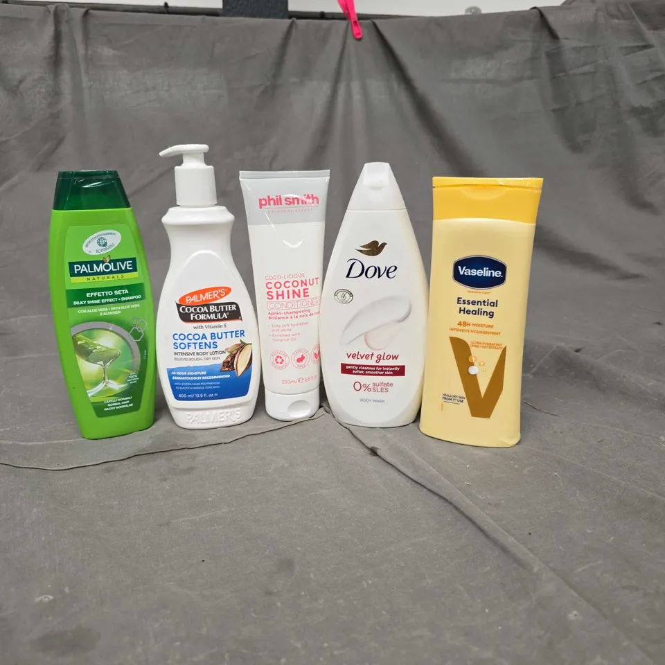 APPROXIMATELY 20 ASSORTED HEALTH & BEAUTY PRODUCTS TO INCLUDE DOVE VELVET GLOW BODY WASH, PHIL SMITH CONDITIONER AND PALMOLIVE SHAMPOO