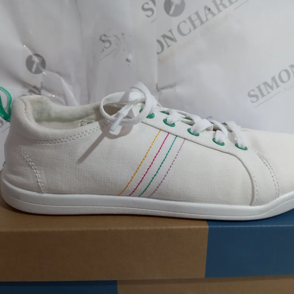 MIP KANNES NKEL BOOTS IN WHITE  - SIZE 7