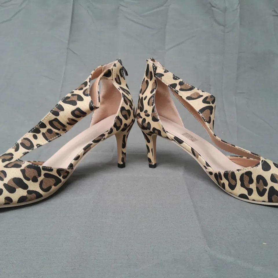 BOXED PAIR OF DESIGNER OPEN TOE HEELED SHOES IN LEOPARD PRINT DESIGN EU SIZE 41