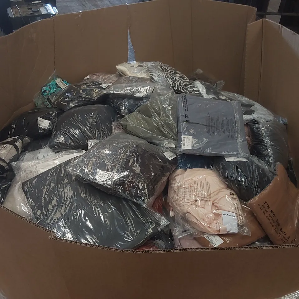 PALLET CONTAINING APPROXIMATELY 500x ASSORTED BRAND NEW DESIGNER CLOTHING ITEMS INCLUDING: SIMPLY BE DRESSES, JD WILLIAMS TROUSERS, SKIRT, SIMPLY BE BATHING SUIT ECT