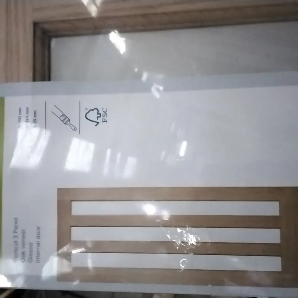 VERTICAL 3 PANEL OAK VENEER GLAZED INTERNAL DOOR 762 X 1981MM