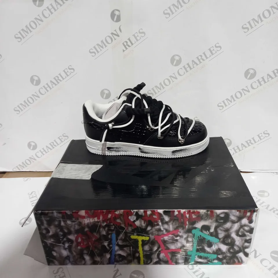 BOXED PAIR OF AIR FORCE 1 07 WB BLACK/WHITE UK SIZE 5