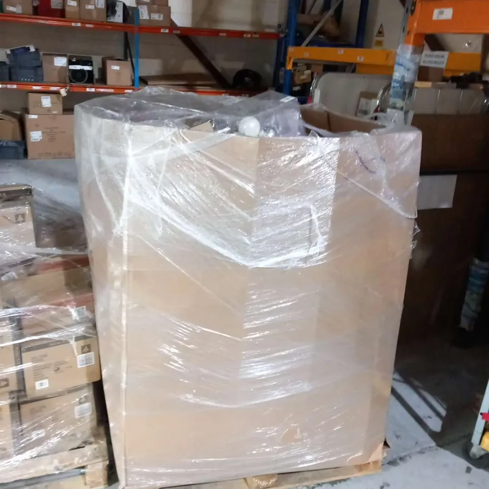 LARGE PALLET OF ASSORTED CHRISTMAS DECORATIONS TO INCLUDE; CHARACTER STAKE SET, GINGERBREAD MAN CUSHIONS, BAUBLES AND BEDDING